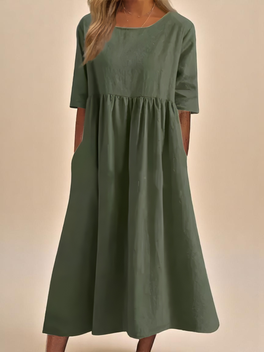 Robe en coton aérée Danoir Paris avec détail bleu ciel, légère et confortable, idéale pour l'été.