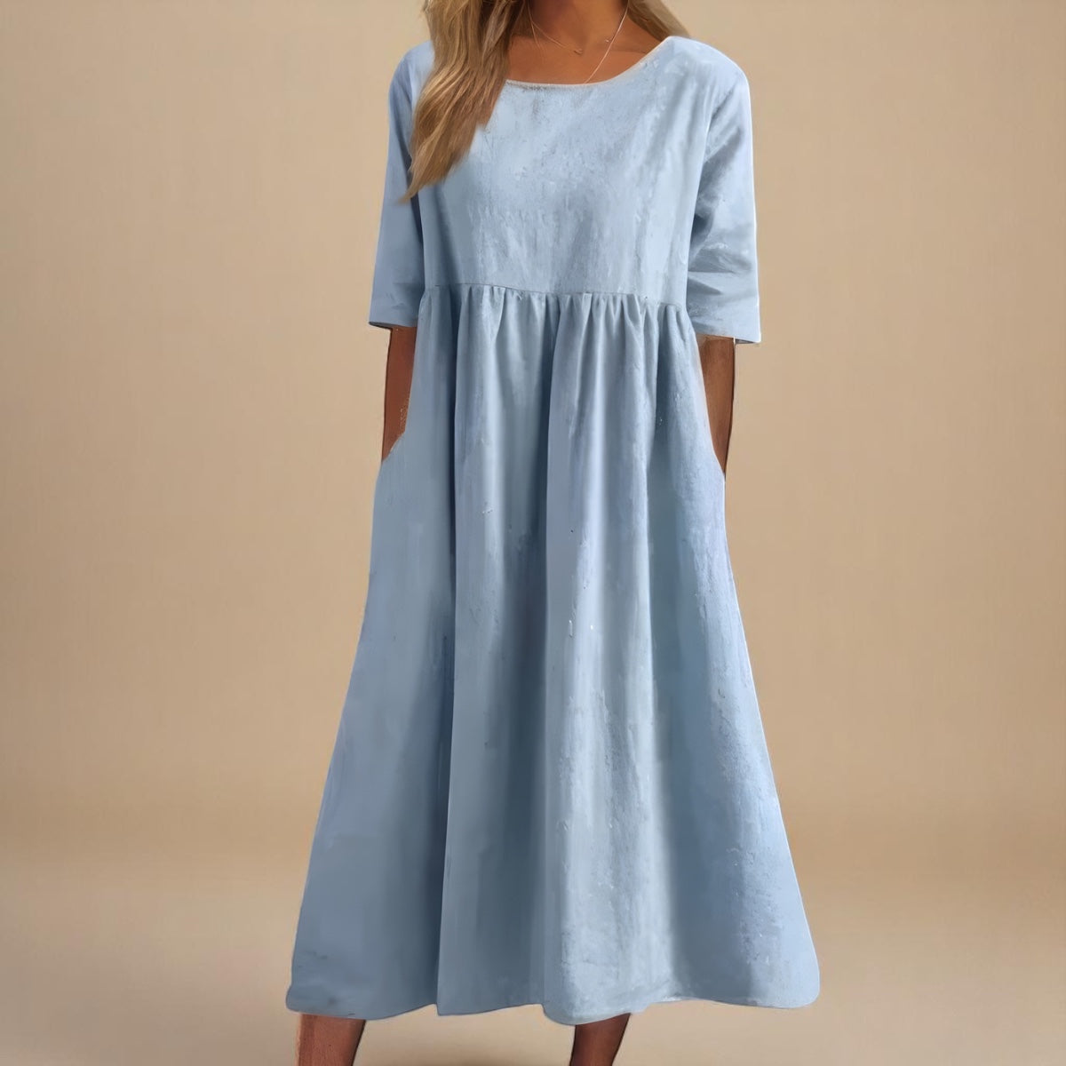 Robe aérée en coton Danoir Paris, bleu ciel, légère et confortable, parfaite pour l'été, vue de face sur mannequin.