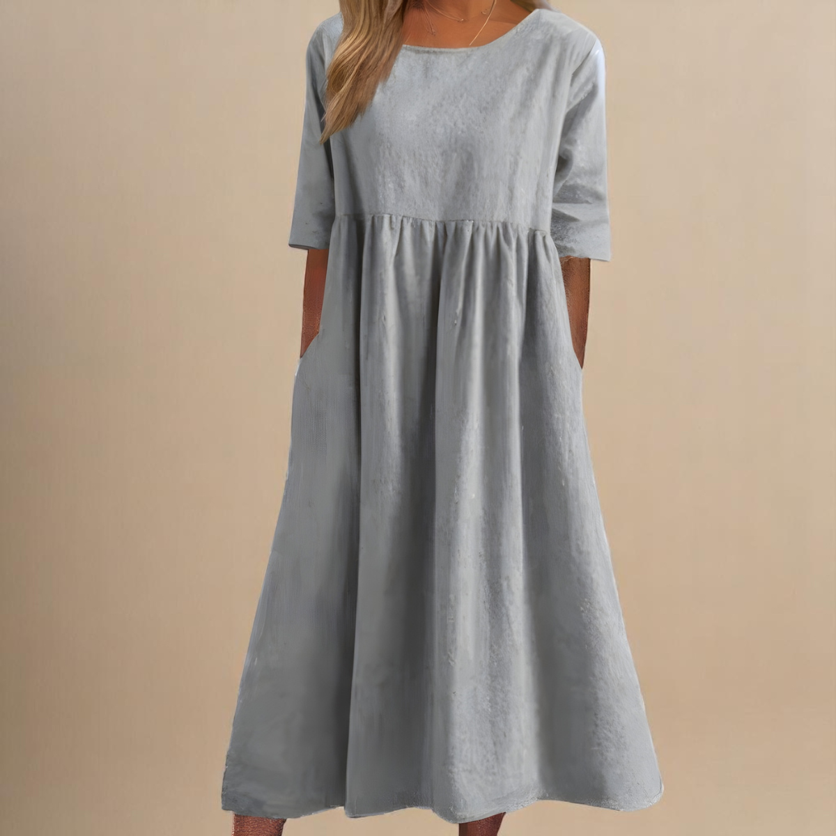Robe en coton aérée de Zara par Danoir Paris, en tissu léger bleu ciel, portée sur un mannequin.