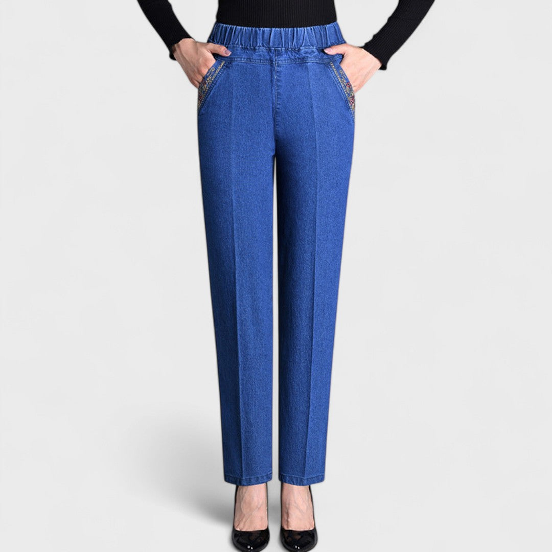 Jeans élégants Mira™ en denim bleu clair avec poches pratiques, de la marque Danoir Paris, portés par un modèle.
