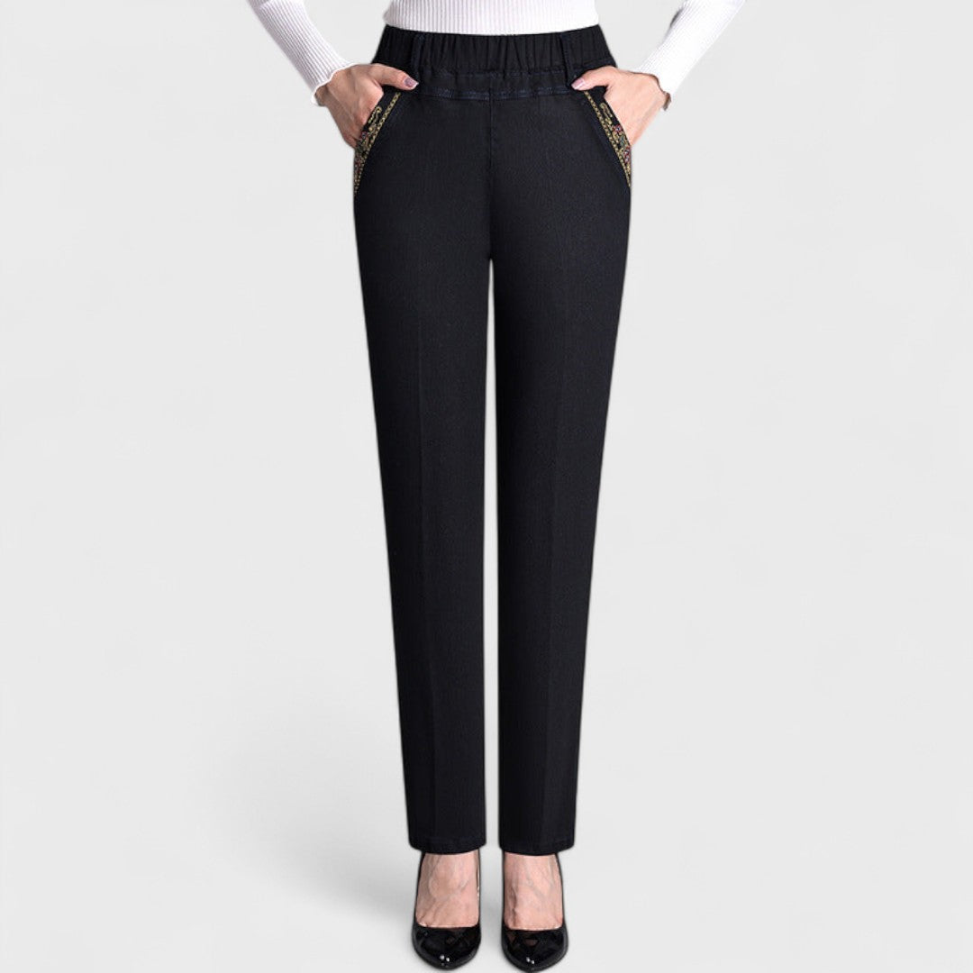 Jeans élégants Mira™ en denim bleu clair avec poches pratiques, conçus par Danoir Paris, pour un style chic et fonctionnel.