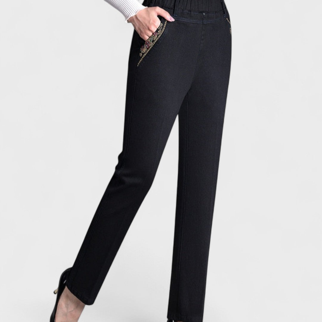 Jeans élégants en denim bleu clair Mira™ de Danoir Paris avec poches pratiques, coupe moderne et style sophistiqué.