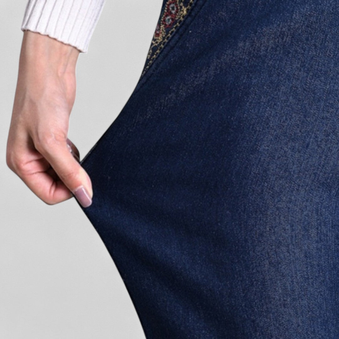 Jeans élégants en denim bleu clair Mira™ de Danoir Paris avec poches pratiques, porté par un mannequin.