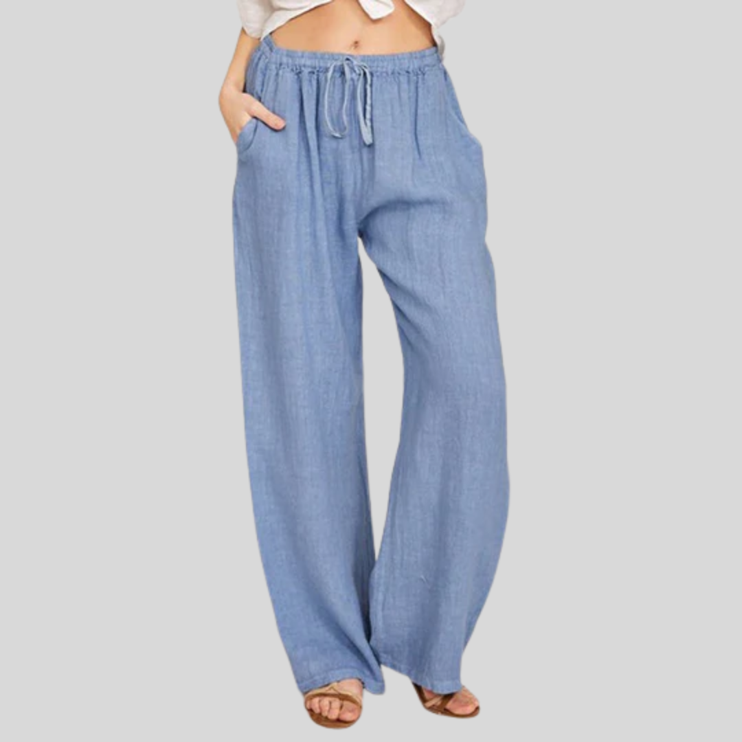 Pantalons confortables Danoir Paris Enara en tissu bleu clair avec corde à la taille, porté sur un mannequin.