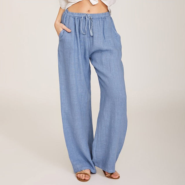 Pantalons confortables Danoir Paris Enara en tissu bleu clair avec corde de serre, vue de face.