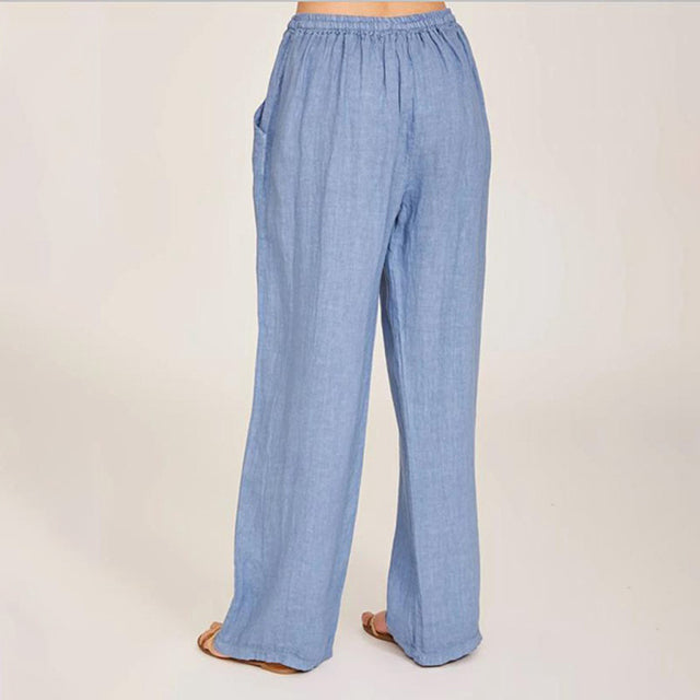 Pantalons confortables Danoir Paris Enara en tissu bleu clair avec corde de serrage, vue en gros plan.