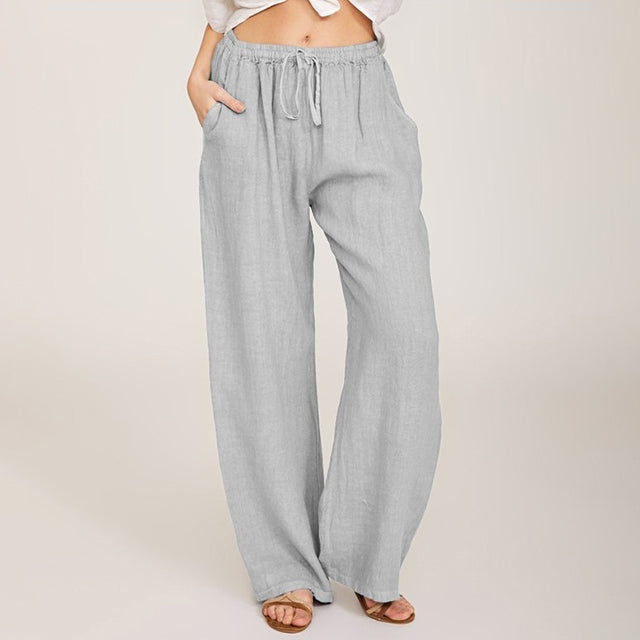 Pantalons confortables Danoir Paris Enara en tissu bleu clair avec corde, mode décontractée, détail pratique et style élégant.
