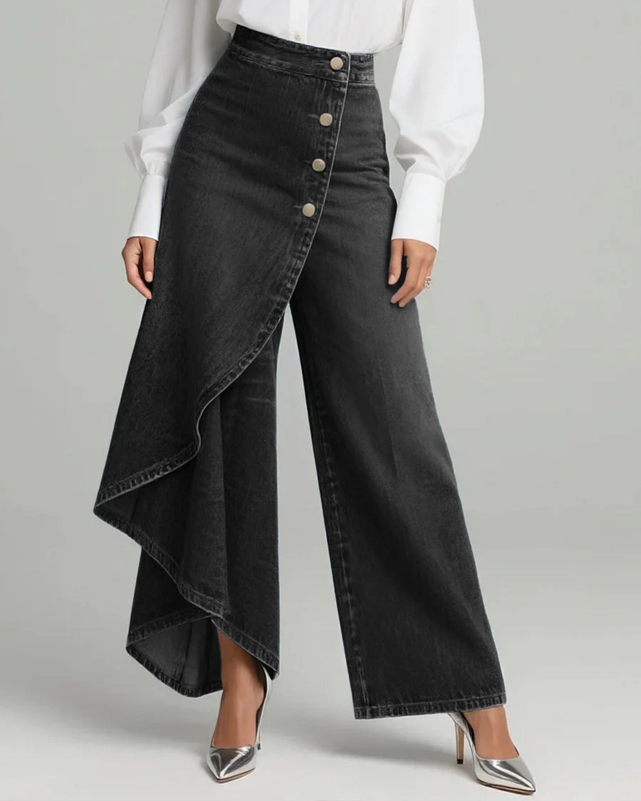 Pantalon en denim clair Danoir Paris Audrey, coupe enveloppante, vue de face sur un mannequin.
