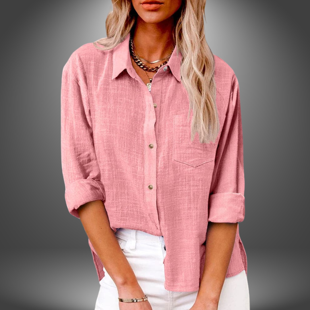 Blouse en lin bleu clair Eve de Danoir Paris, élégante et légère, portée sur un mannequin avec détails de couture visibles.