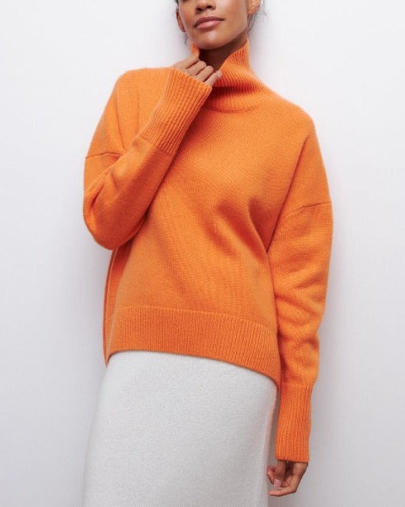Pull roulé Danoir Paris Evy en bleu clair, confortable et chic, porté de profil sur mannequin, tissu doux et élégant.
