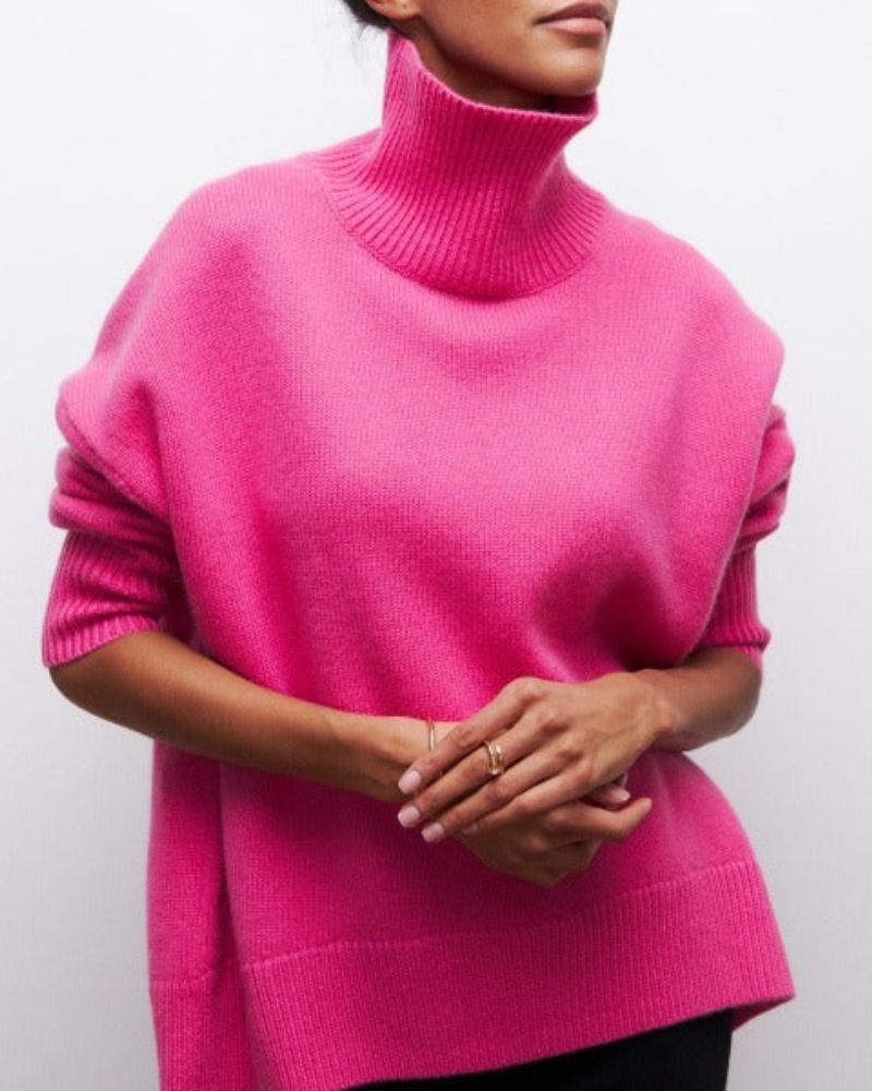 Pull roulé Danoir Paris Evy en bleu clair, confortable et chic, porté sur mannequin avec détail du tissu et coupe élégante