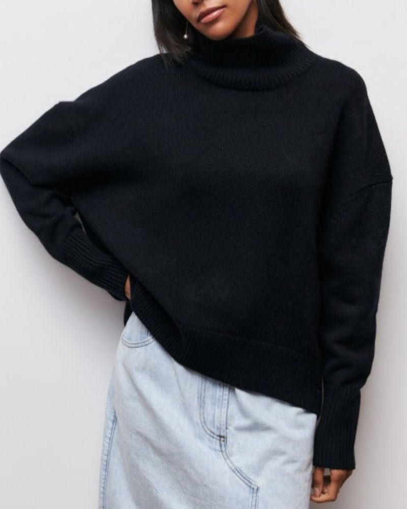 Pull roulé Danoir Paris Evy en bleu clair, confortable et chic, avec col roulé doux et style élégant visible sur l'image.