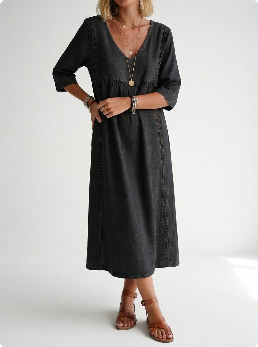 Robe midi fluide décontractée élégante Danoir Paris Lioréa™ en tissu léger bleu clair, portée avec détails sophistiqués.
