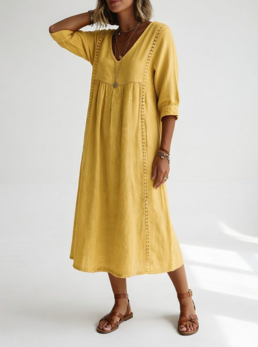 Robe midi fluide décontractée élégante de Danoir Paris, en tissu léger bleu clair, portée avec un style chic et confortable.