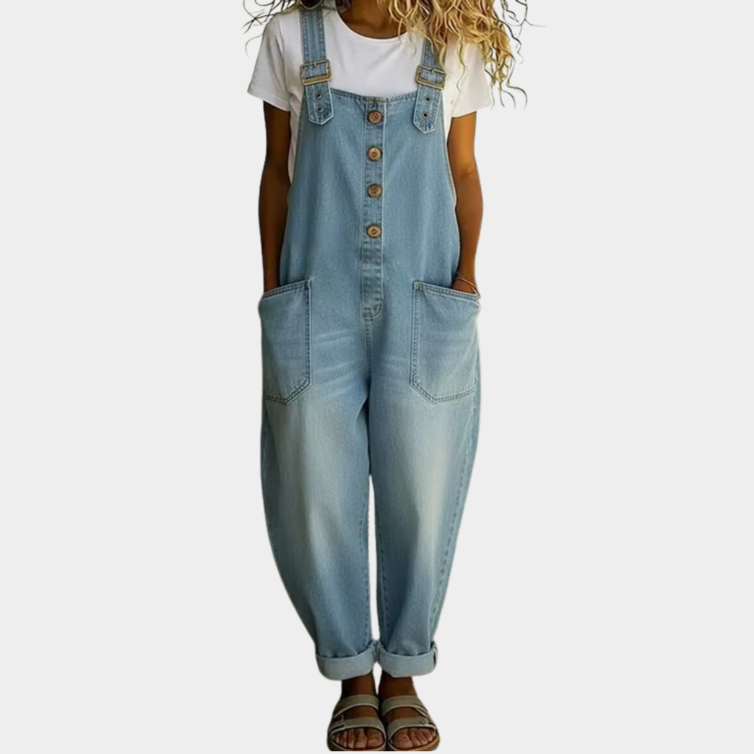Salopette en denim vintage doux Mae de Danoir Paris avec bretelles réglables, couleur bleu clair, style décontracté.