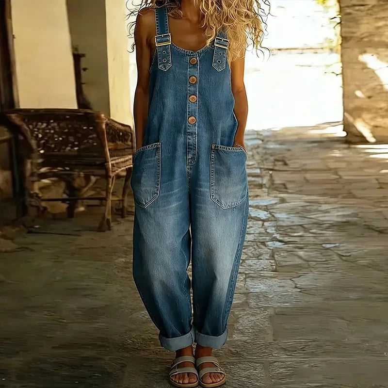 Salopette en denim vintage douce Mae de Danoir Paris avec bretelles réglables, couleur bleu clair, porté sur mannequin.