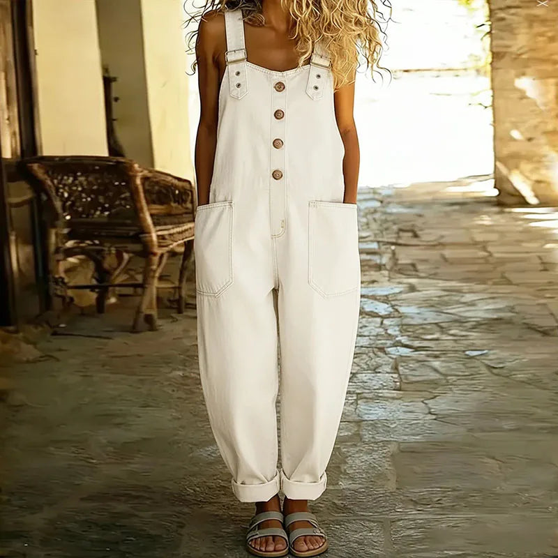 Salopette en denim vintage doux Mae de Danoir Paris avec bretelles réglables, pantalon bleu clair pour femme.
