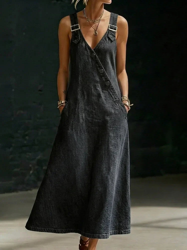 Robe longue en denim bleu clair Danoir Paris, avec boutons, portée décontractée et style élégant pour femmes.