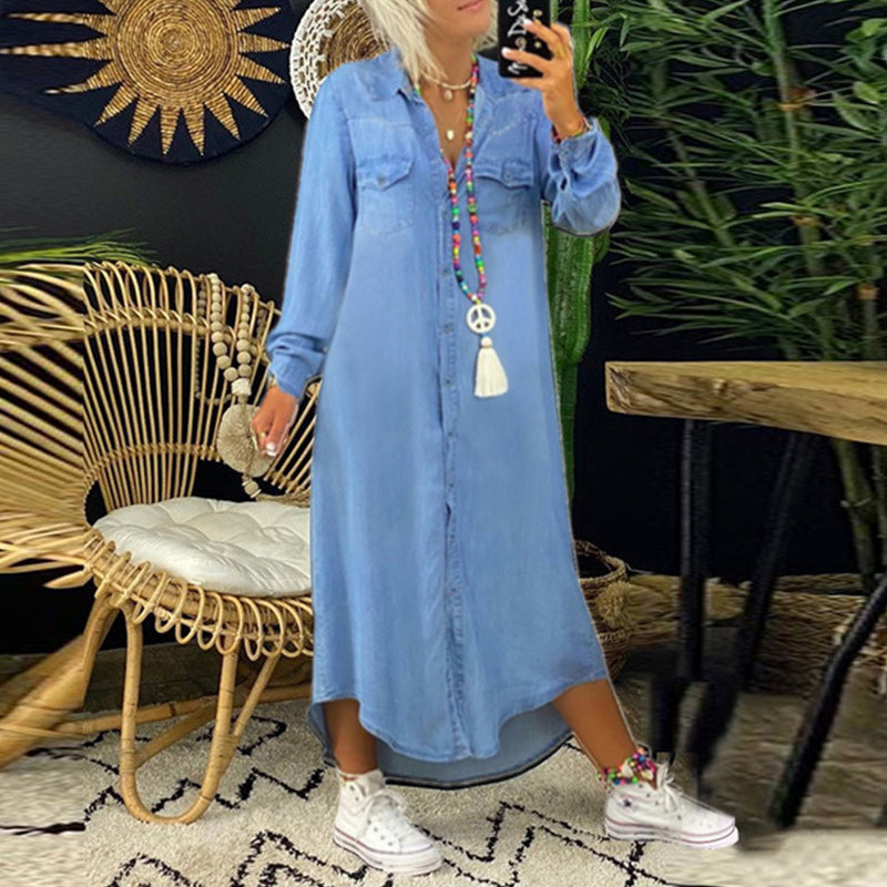 Robe maxi en denim bleu clair de Danoir Paris, élégante et longue, pour un style chic et décontracté.