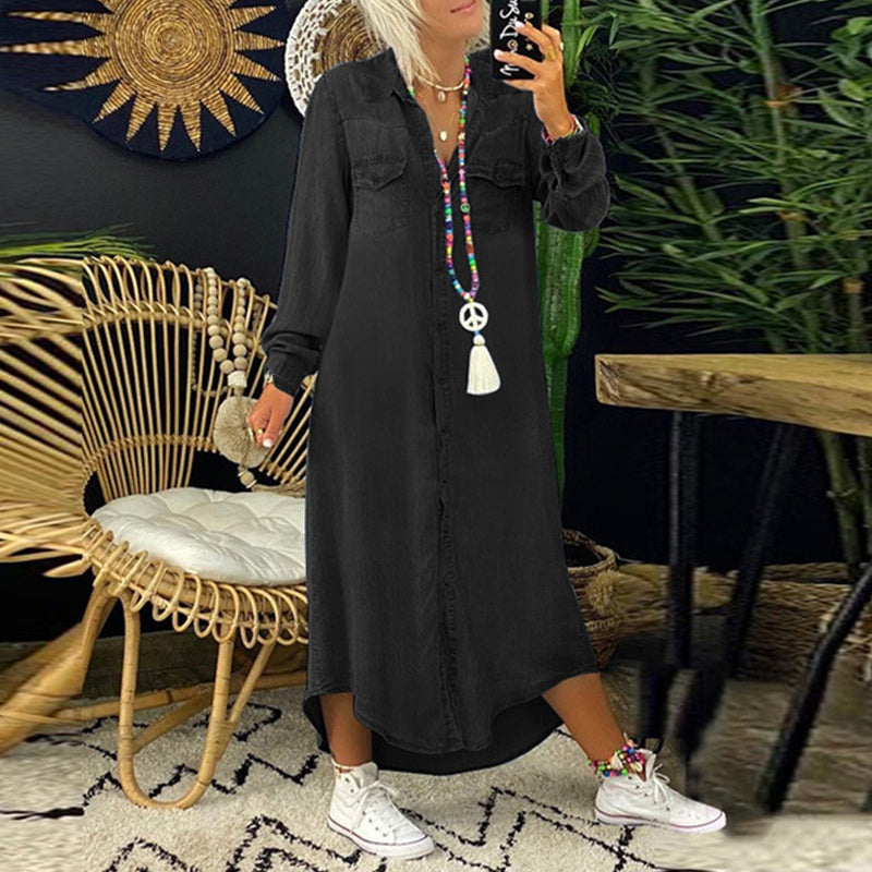 Robe maxi en denim bleu clair de Danoir Paris, élégante et fluide, avec coupe sophistiquée et détails modernes.