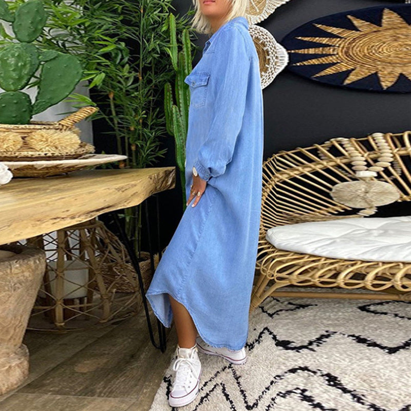 Robe maxi en denim bleu clair de Danoir Paris, élégante et longue, portée avec style et finesse.