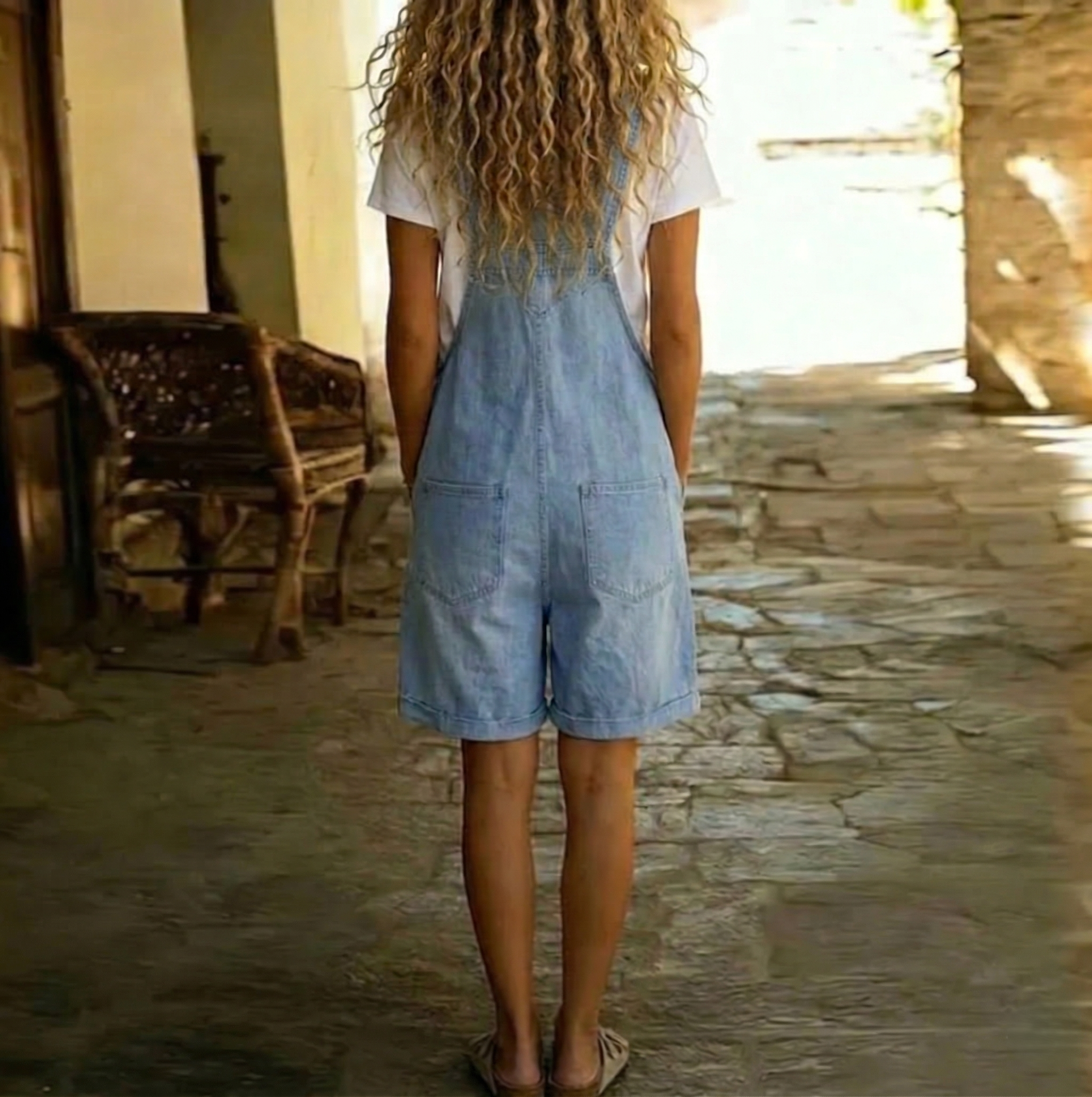 Salopette courte en denim bleu clair Clara de Danoir Paris, finition vintage délavée, vêtement tendance pour femme.