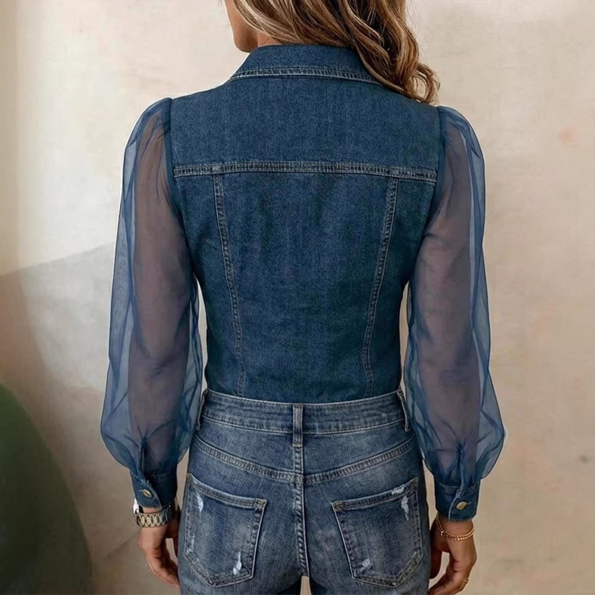 Blouse élégante Élodie en denim foncé de Danoir Paris, tissu léger et coupe fluide, vue de face sur fond neutre.