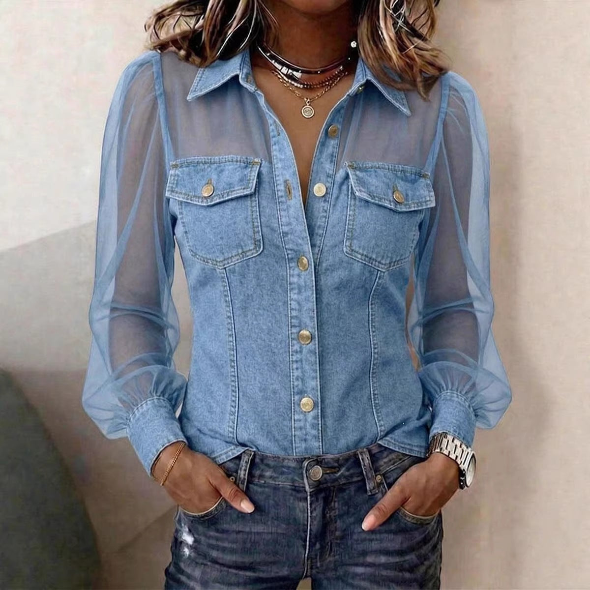 Blouse élégante Élodie de Danoir Paris en denim foncé avec effet tendance, portée avec manches longues et coupe raffinée.