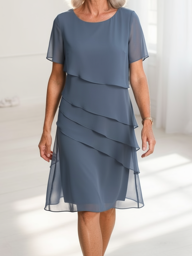 Robe fluide élégante Juliette de Danoir Paris, couleur bleu foncé avec volants, ajustée à la taille et finition raffinée.