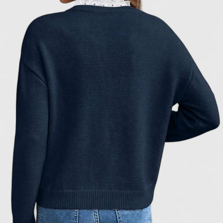Top élégant Zaryphine de Danoir Paris en bleu foncé, en tissu léger avec détails sophistiqués, porté sur mannequin.