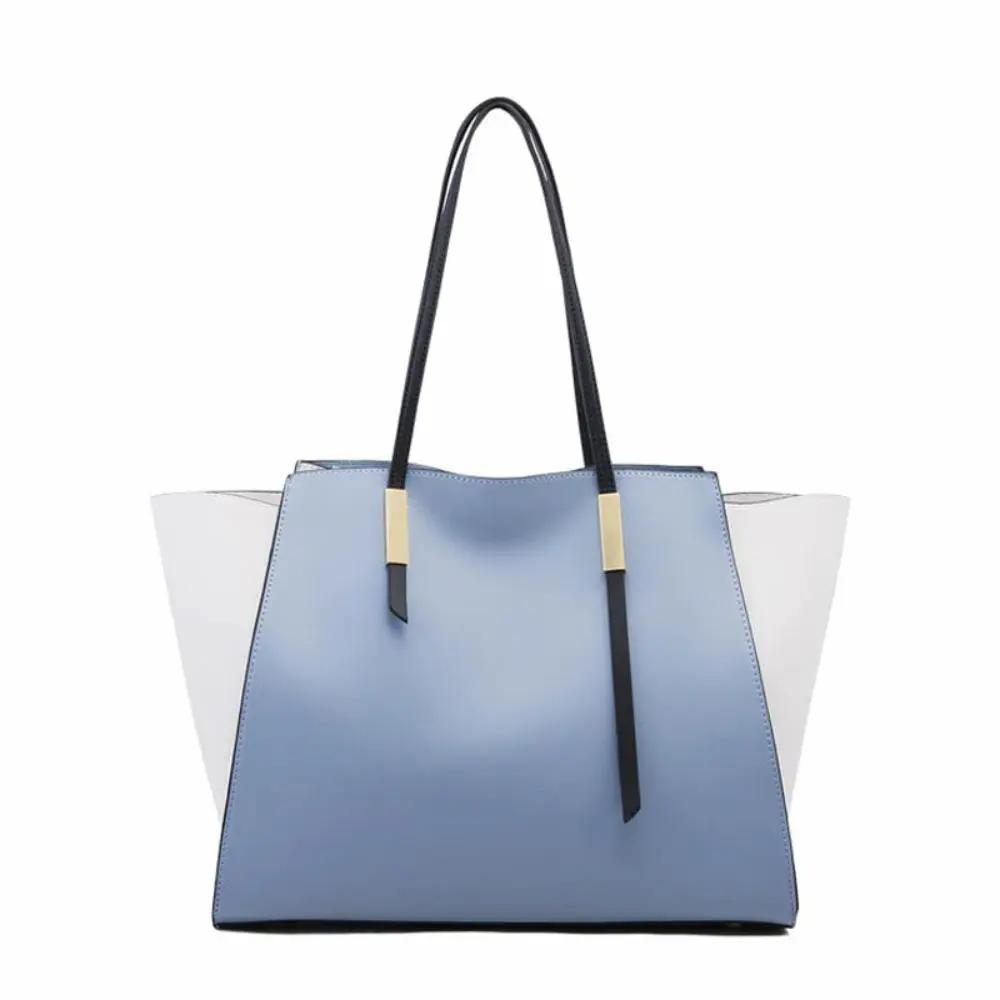 Ensemble de 4 sacs de shopping élégants et luxueux Danoir Paris, sacs en tissu bleu avec poignées en cuir.