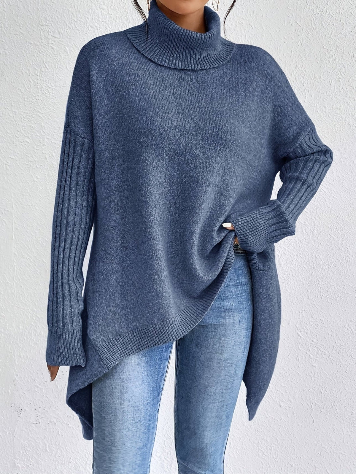 Pull Audrey en laine bleu marine de Danoir Paris, confortable et doux, porté sur un mannequin.