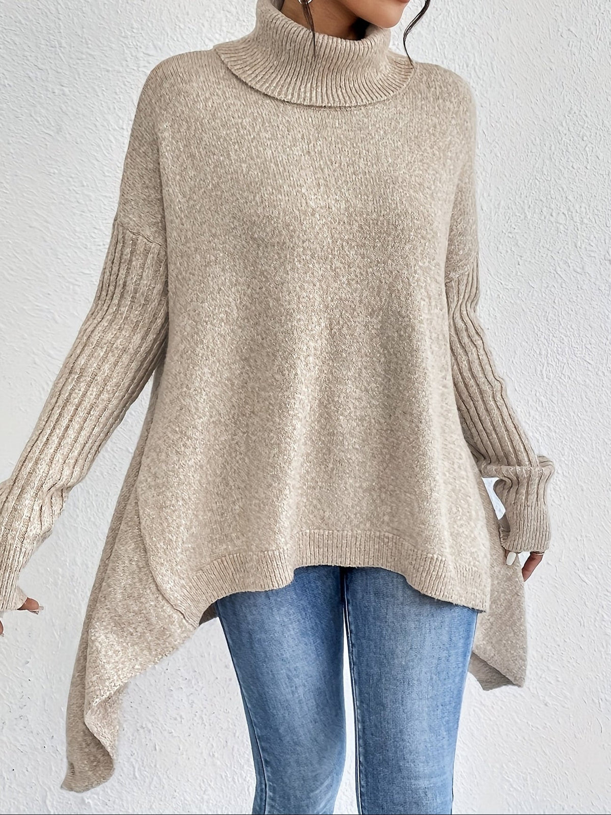 Pull Audrey Danoir Paris en laine bleu marine, coupe confortable et douce, porté sur mannequin, détail du col et des manches.