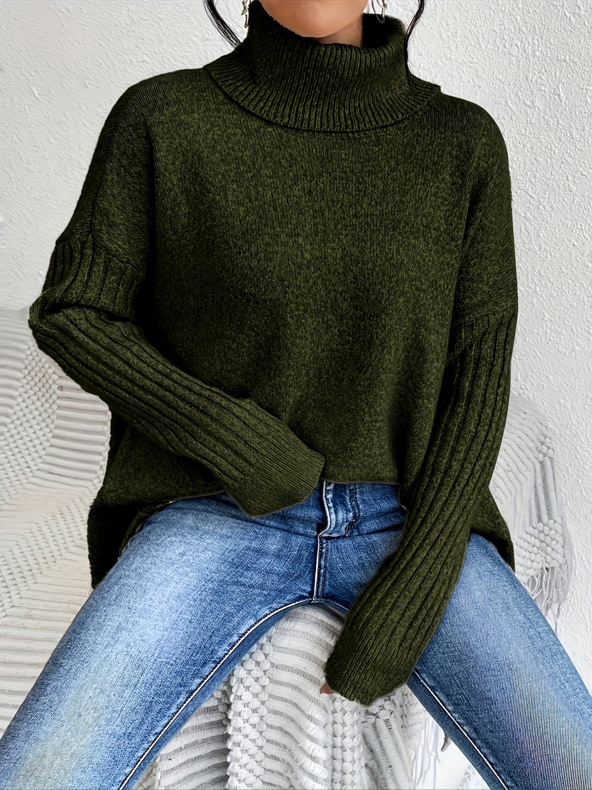 Pull Audrey Danoir Paris en maille bleu marine, confortable et doux, porté sur un mannequin.