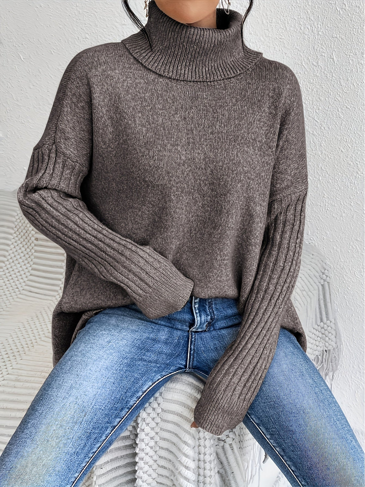 Pull Audrey de Danoir Paris en laine bleu marine, coupe confortable et douce, porté sur un mannequin.