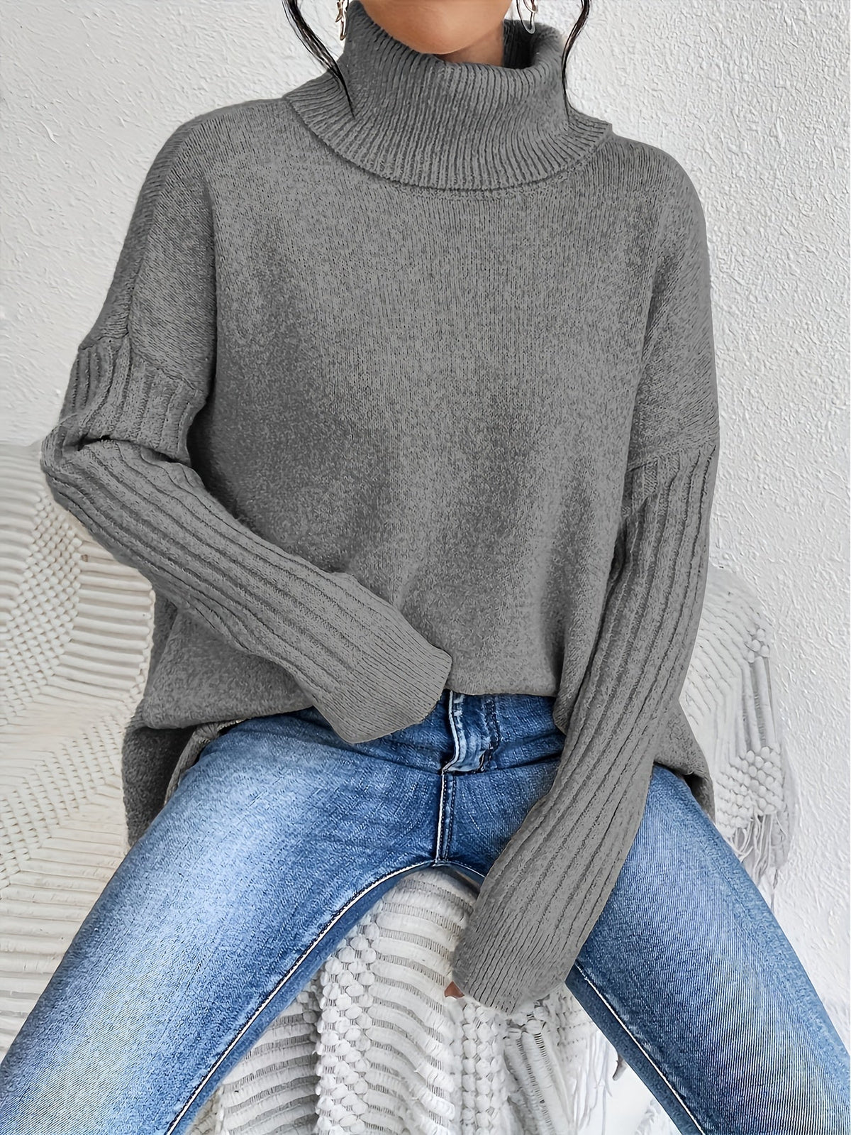 Pull confortable Audrey en bleu marine de Danoir Paris, détail du tissu doux et coupe moderne visible sur l'image.