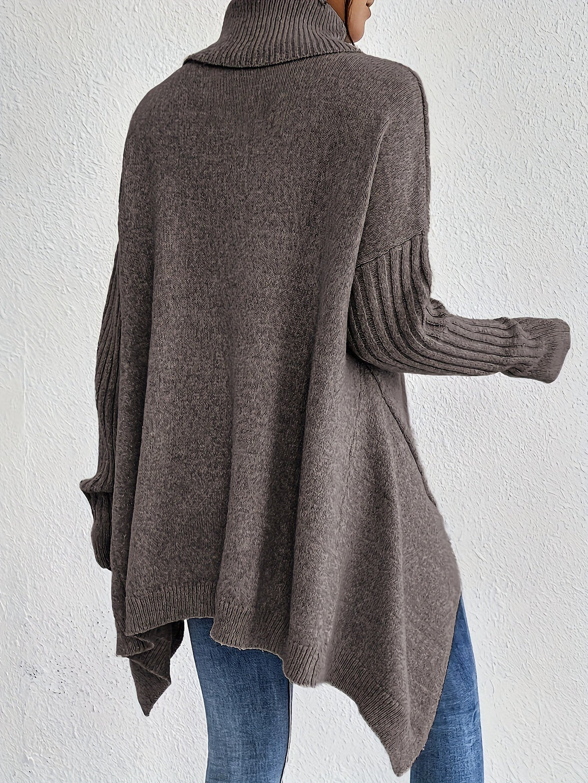 Pull confortable Audrey de Danoir Paris en bleu marine, doux et décontracté, porté sur un mannequin.