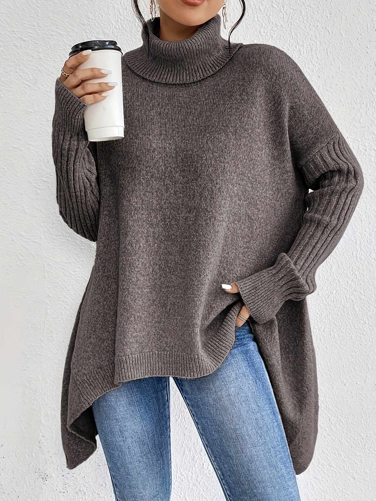 Pull Audrey Danoir Paris en maille bleue marine, confortable, avec col rond et manches longues, porté sur un mannequin.