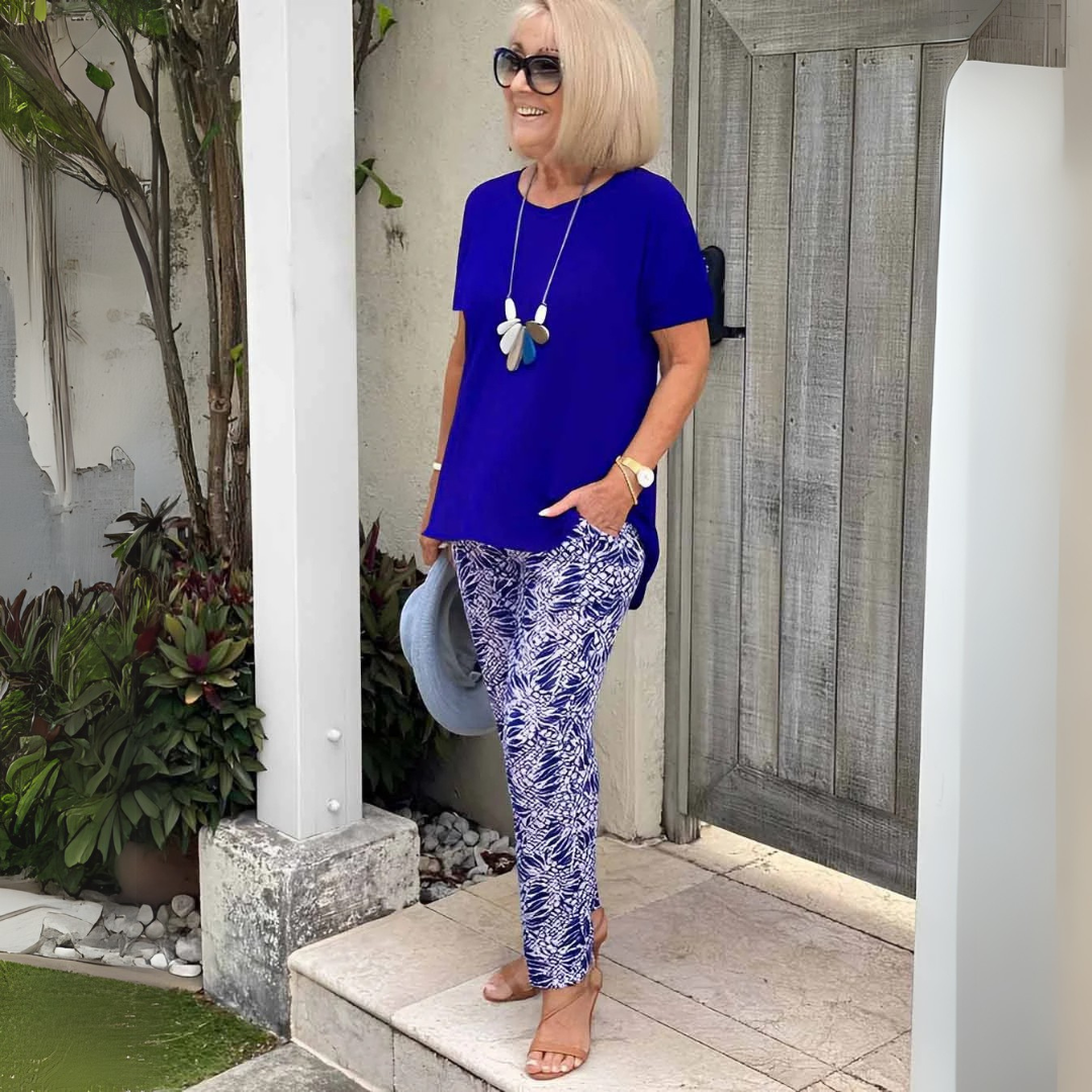 Ensemble décontracté élégant Cara de Danoir Paris en tissu bleu marine, comprenant un haut et un pantalon pour un look chic et confortable