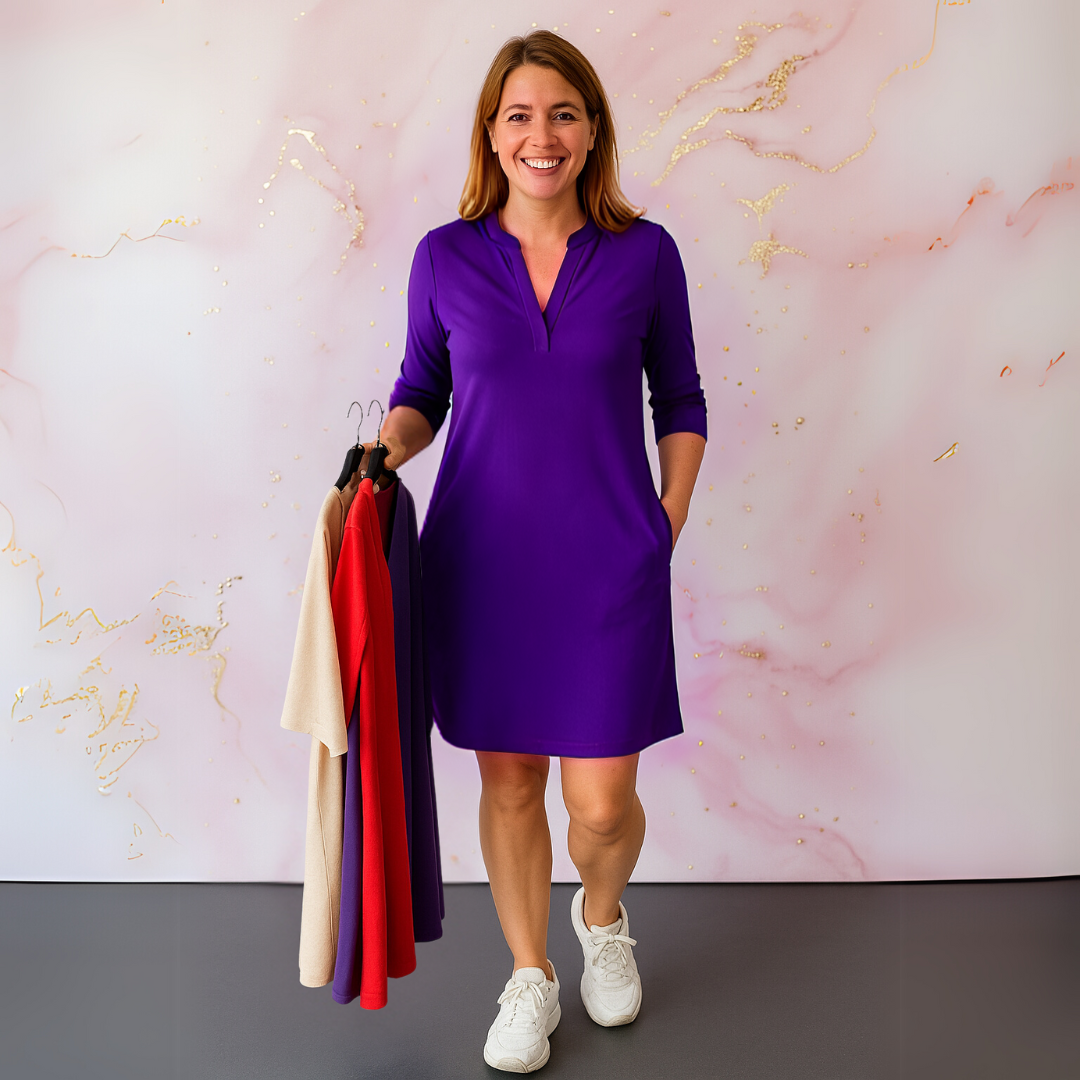 Robe élégante polyvalente Hanneke de Danoir Paris en tissu bleu marine, portée sur un mannequin.