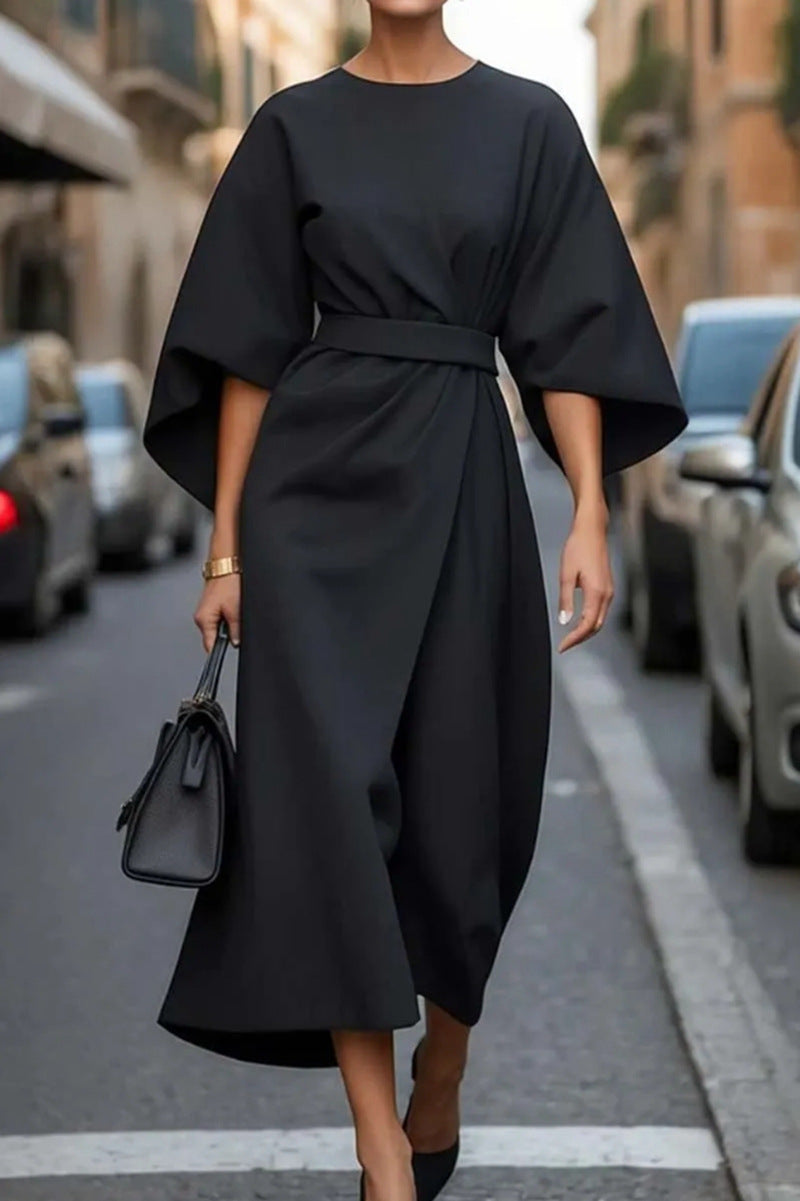 Robe ceinturée élégante Danoir Paris Juliette en tissu bleu marine, vue de face sur mannequin.