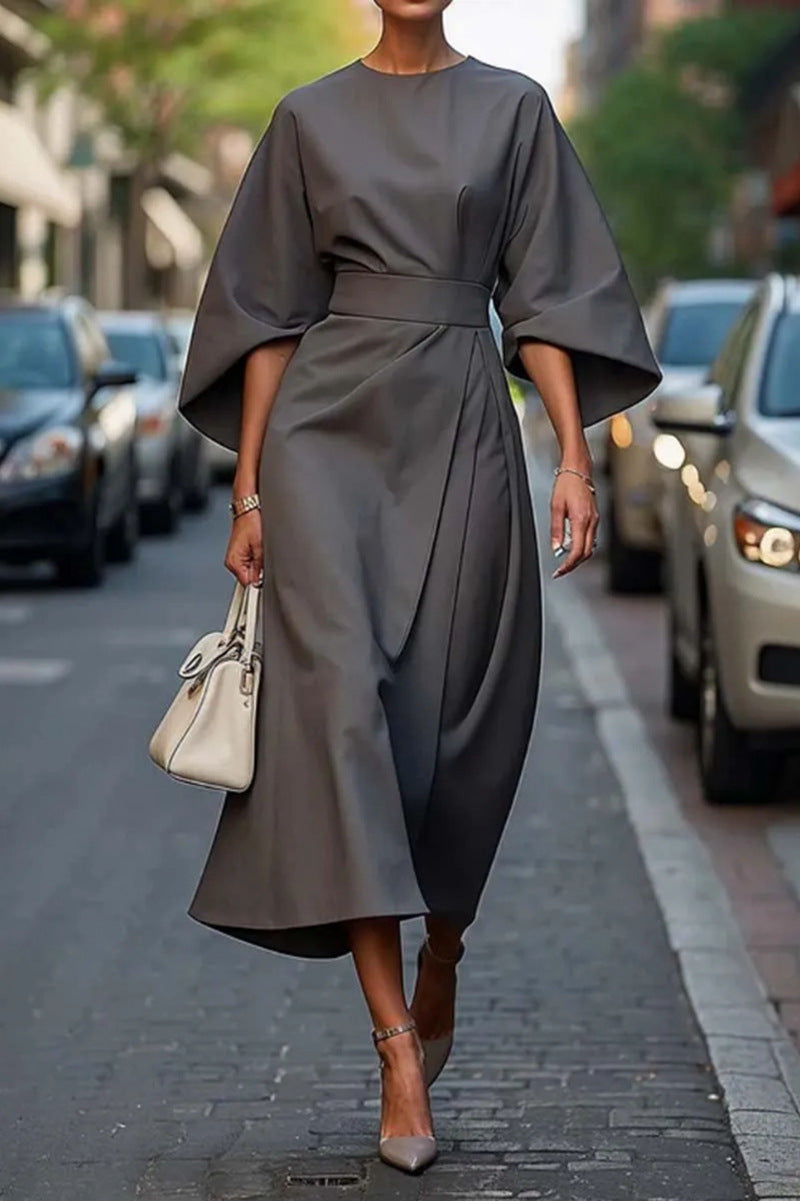 Robe élégante bleue marine Juliette de Danoir Paris avec ceinture, portée fluide et sophistiquée, vue en gros plan.