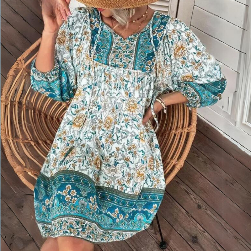 Robe longue chic Keila de Danoir Paris en tissu bleu marine, élégante et fluide, portée lors d'une occasion spéciale.