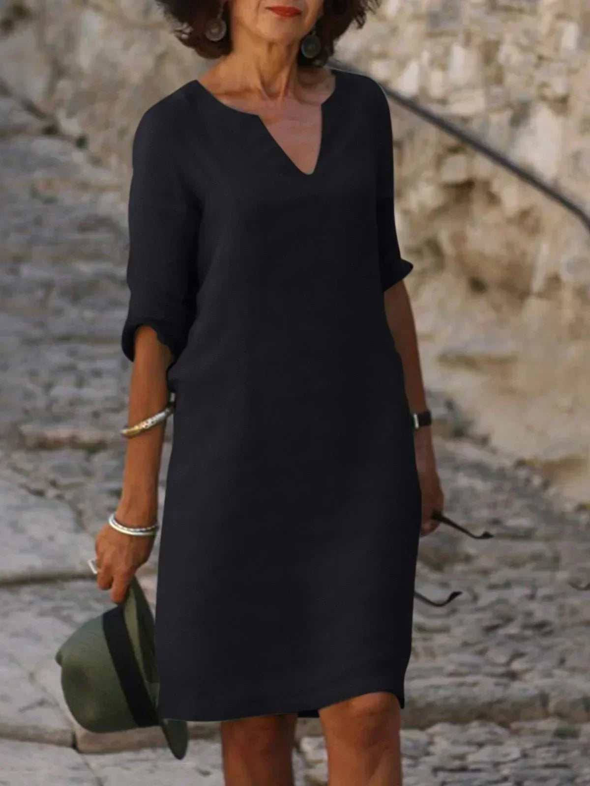 Robe luxe élégante Lalina de Danoir Paris en tissu bleu marine, détail sophistiqué et coupe flatteuse, vue de face.