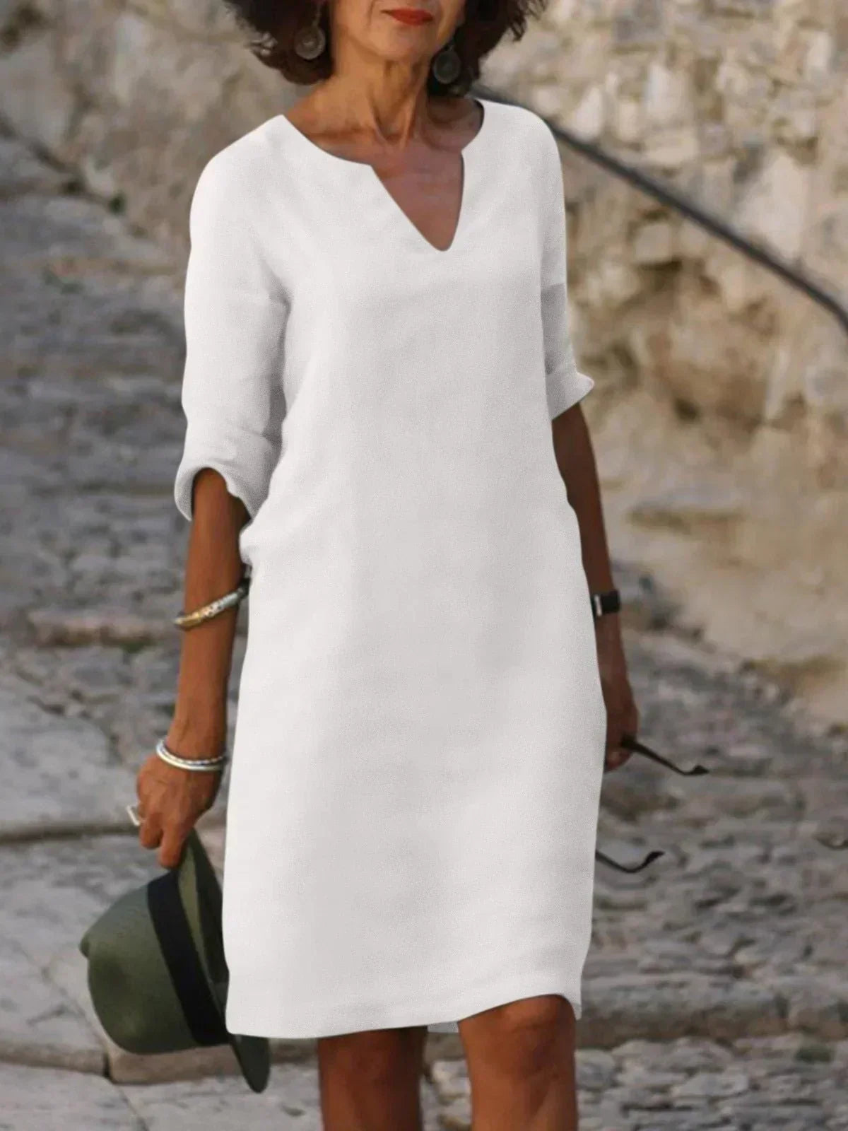 Robe élégante Lalina Danoir Paris en bleu marine, tissu luxueux et coupe sophistiquée, style chic et moderne.