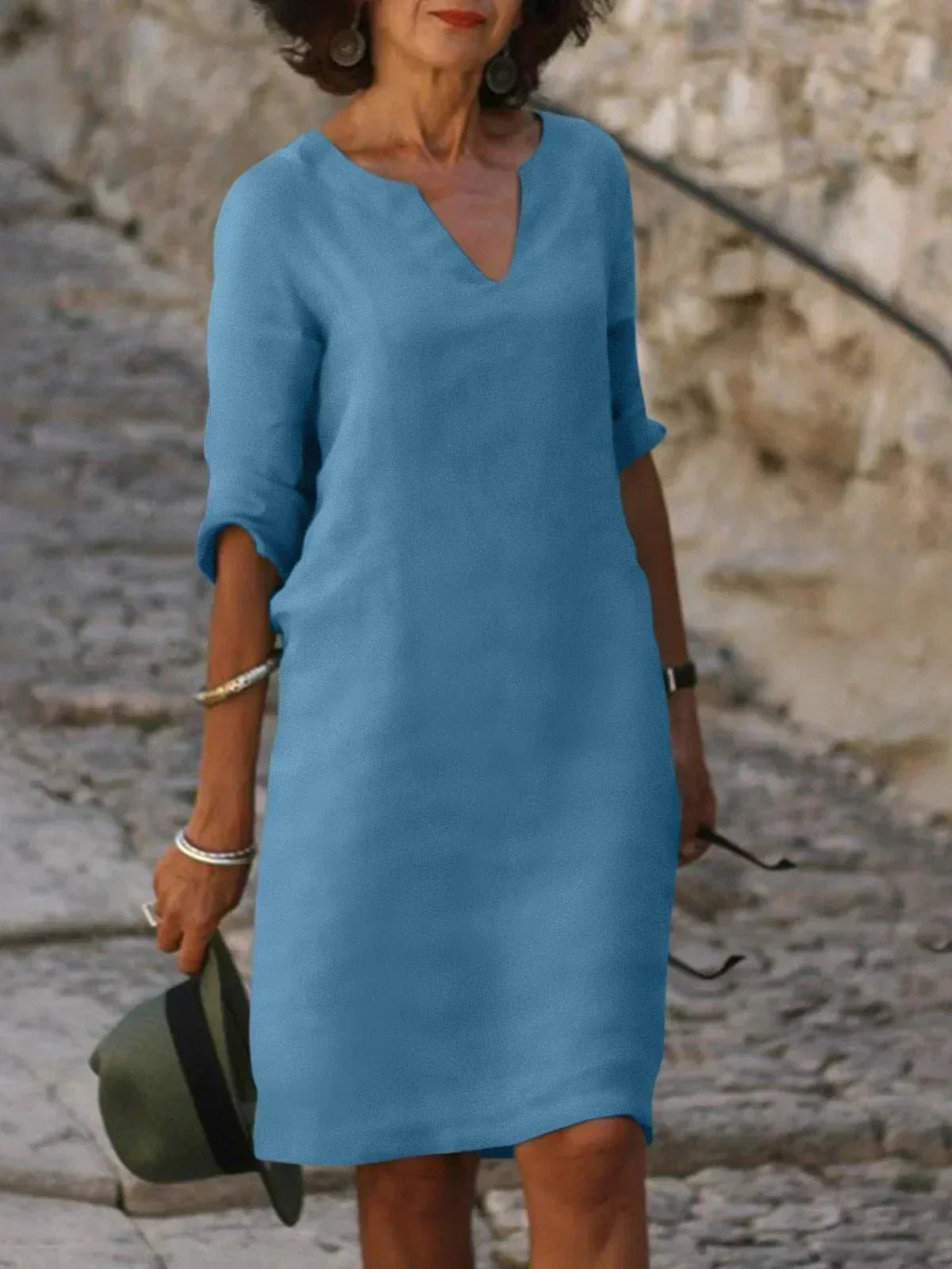 Robe élégante Lalina de Danoir Paris en tissu bleu marine, style luxe et sophistiqué, portée sur mannequin.