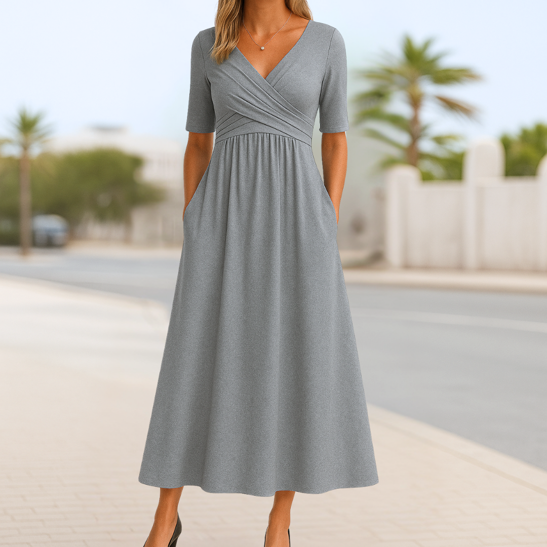 Robe croisée à manches courtes Danoir Paris Monique en bleu marine, élégante et fluide, portée sur un mannequin.