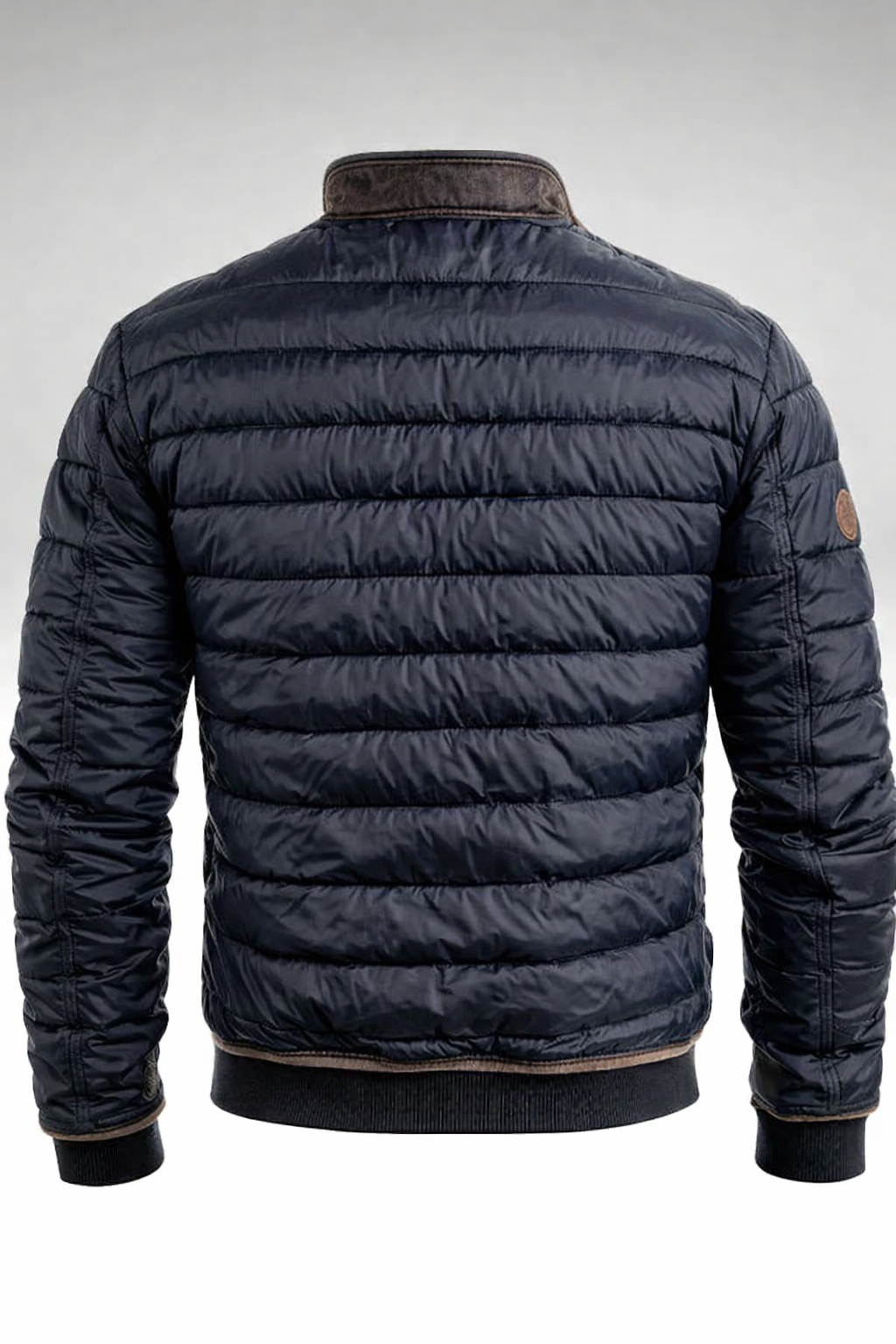 Veste matelassée premium Danoir Paris en bleu marine, coupe ajustée, pour femme, détail en quilting et finition élégante.