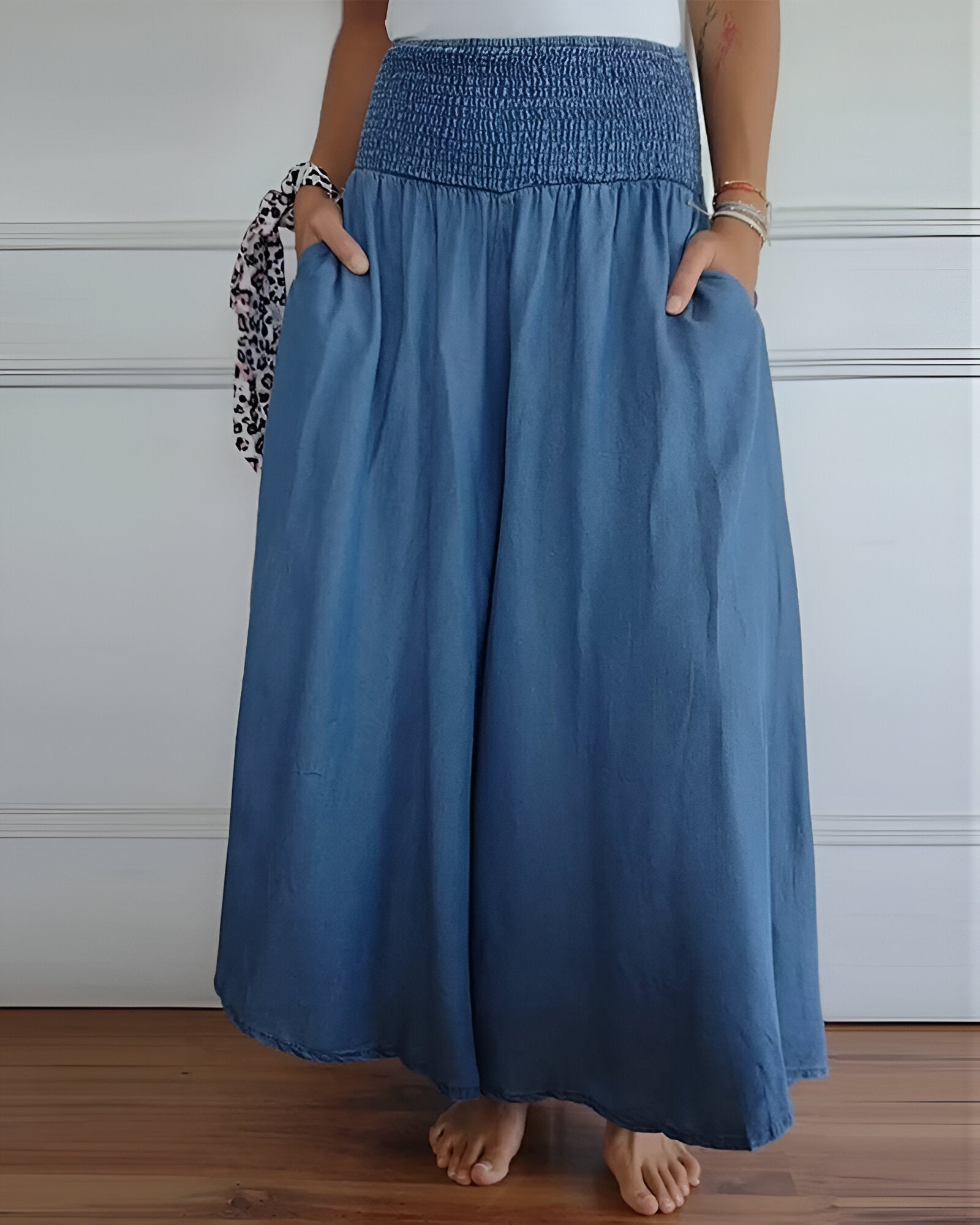 Pantalons confortables Danoir Paris Alva avec taille élastique, en tissu bleu, porté, prêt à être porté.