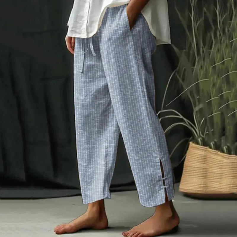 Pantalons artisan Danoir Paris Bellie en tissu bleu confortable, vue de face, style décontracté et élastiqué à la taille.